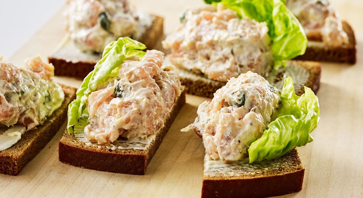Så nyttigt och så gott med den feta laxen tillsammans med salt kapris.
