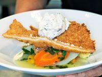 En frasig fläskytterfilé med krämig, syrlig citron- och kapriskräm. Så ser en riktig och modern schnitzel ut. Jag gillar friterat som är lagat med glöd och kärlek på bra råvaror.