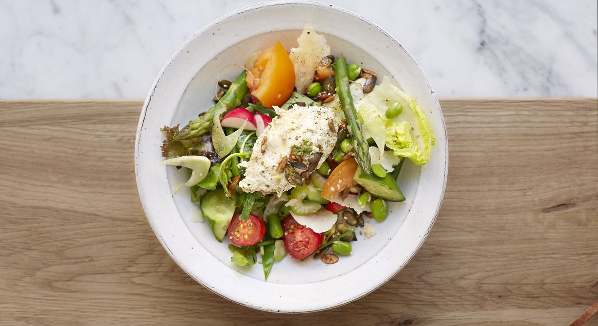 Mixade kronärtskockshjärtan ger tillsammans med persilja och citron en härlig, frisk medelhavssmak som är perfekt ihop med den lena färskosten. Underbart på
charkbrickan, till breadsticks, på sallader och på smakrikt bröd.