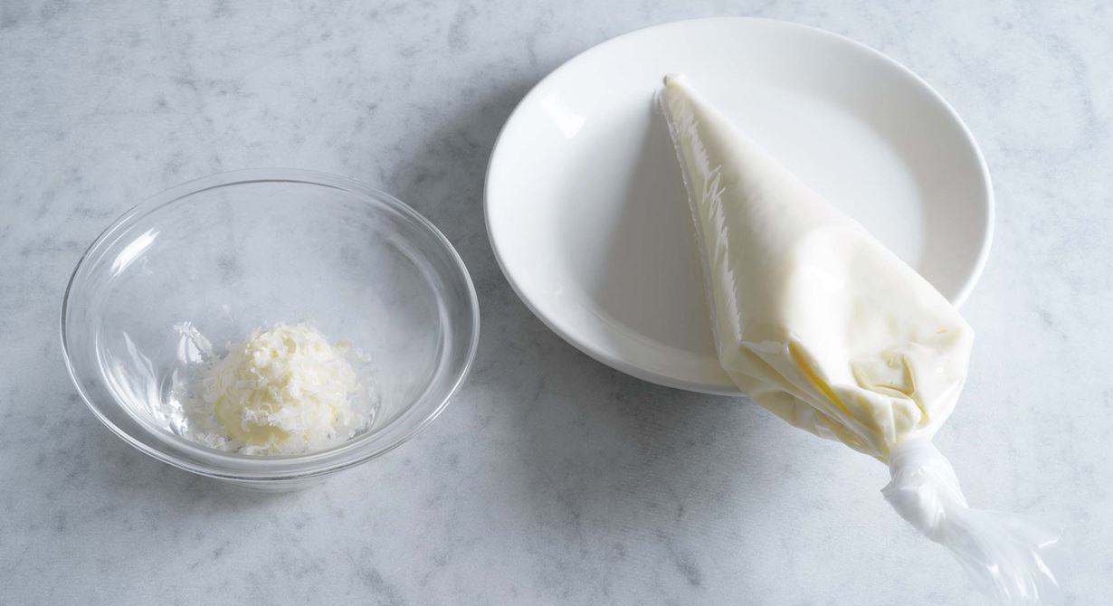 Det här är en extra stabil ostkräm. Du kan variera den med vilken smakrik ost du vill som höjer smaken på de flesta tillbehör. 
Du börjar med att göra en lös äggröra där du sedan rör ner den rivna osten och mixar med créme fraiche. Den bara måste testas.
Kan serveras både kall och varm.