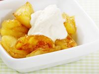 Enklare kan det knappast bli. Varma äppelklyftor med smak och doft av kanel och kardemumma väcker minnen till liv. Kvarg med vanilj- och florsocker är ett bra alternativ till vaniljsås. Perfekt för alla som behöver öka på proteinförrådet.