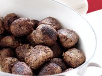 Kryddpeppar i köttbullarna gör dem oemotståndliga och få kryddor känns mer svenska trots sitt fjärran ursprung. Vi har bytt ut ströbrödet mot kokt potatis och rotfrukter som bindemedel för att så många som möjligt ska kunna njuta av dem, även glutenintoleranta. Även såsen är glutenfri, fyllig och god tack vare lite ädelost.