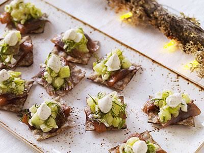 Smakrika munsbitar med sill, gurksallad och brynt smörvisp. Servera till gästerna som en aptitretare före julbordets olika serveringar eller som en del av sillbordet.