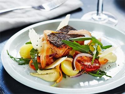 Stek laxen hårt och bjud dina gäster på en ljummen, smakrik sallad med säsongens grönsaker. Tomaterna gör du med fördel dagen innan.