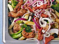 Den här medelhavsinspirerade kycklingen gillar alla. Vi gör våra såser själva och skriver gärna ut vad som ingår i rätterna. Populära ingredienser lockar.