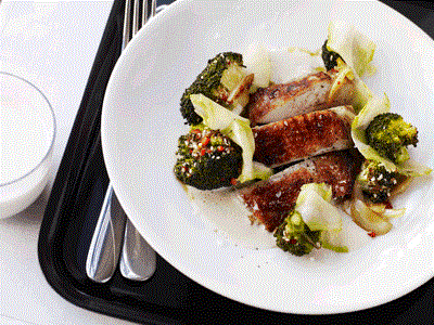 Det lite fetare lårköttet är perfekt att marinera och steka krispigt i ugn. Det blir väldigt gott till knaprig broccoli med asiatisk touch och den enkla såsen med sting. Spara broccolistjälkarna och hyvla tunt till garnityr.