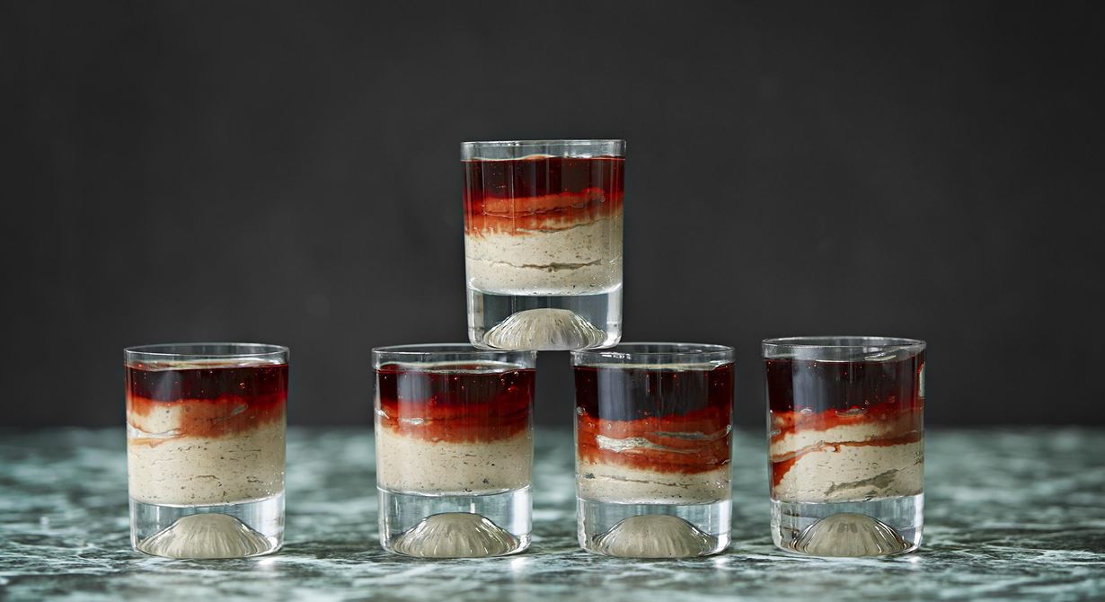 En hållbart producerad, ekologisk anklever är dyr att köpa in medan bra kycklinglever från en svensk, ekologisk producent knappt kostar något alls. En
sammetslen, kryddig och krämig mousse med sötsyrlig gelé på toppen är en ljuvlig inledning på julmåltiden.