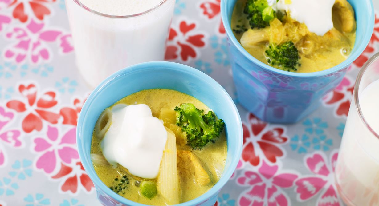 Kyckling, curry och pasta är några av ingredienserna som gör den här soppan till förskolebarnens älsklingssoppa.
Specialkost: Går att göra laktosfri genom att använda laktosfria produkter.