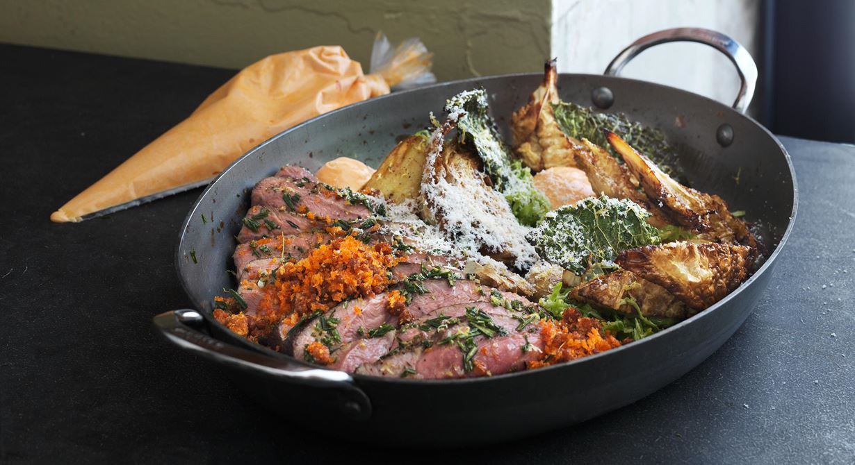 Den milda savoykålen briljerar på tre olika sätt i den här rustika rätten. Det örtiga lammet är toppat med chorizokrisp, ostsmör och yoghurt uppsmakad med chorizoolja.