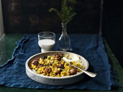 Lammfärsen blandas med gräddbakad blomkål och rostad vitlök innan den steks till små köttbullar. De gula ärterna kokas med vin och smör och smaksätts med karamelliserad lök och mejram. Kanske lunchmenyns nya variant på torsdagsärterna?