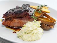 Tjocka revben är billiga och jättegoda. En väl beprövad teknik är att först koka dem. Köttet blir så mört att det nästan faller isär. I den här rätten flirtar jag med grillen, chili och rökig hetta.