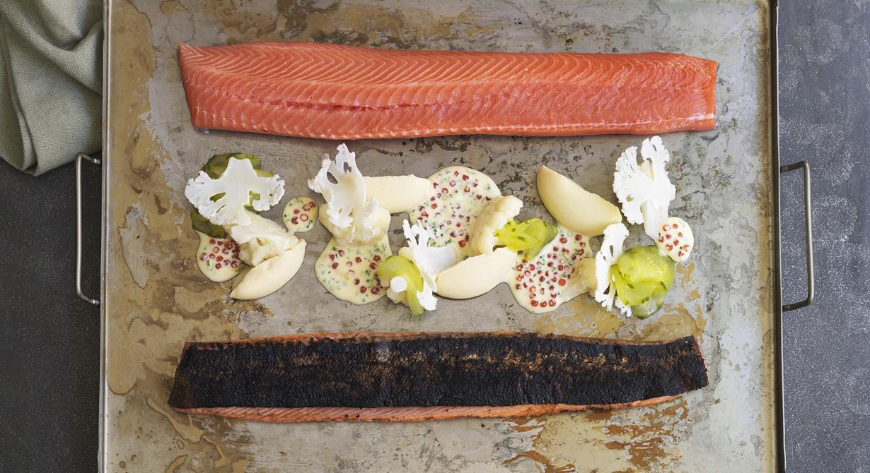 En lyxig lunchrätt med sotad, gravad forell, blomkål i olika versioner och picklad gurka. Den lena och fylliga purén samt såsen med vassle och forellrom får en smakskjuts av miso.