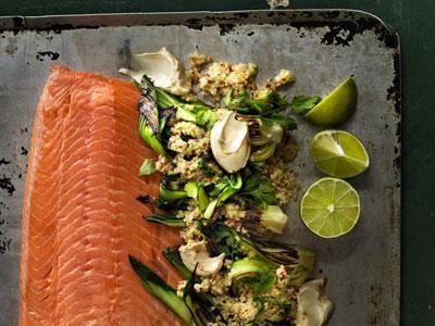 Smaker som uppskattas av gästerna finns i den här rätten signerad Årets Kock 2014, Filip Fastén. Snabbrimmad lax blir lätt rökt med hjälp av rökpistol och bakas försiktigt till perfektion. Bulgur och smörstekt pak choi serveras till och toppas med en sojamajonnäs med crème fraiche.
