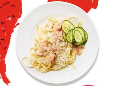 Vår fiskhandlare har bra laxspill som vi ofta köper till bra pris. Vi använder den till carbonara, men också till soppor och frikassé.
