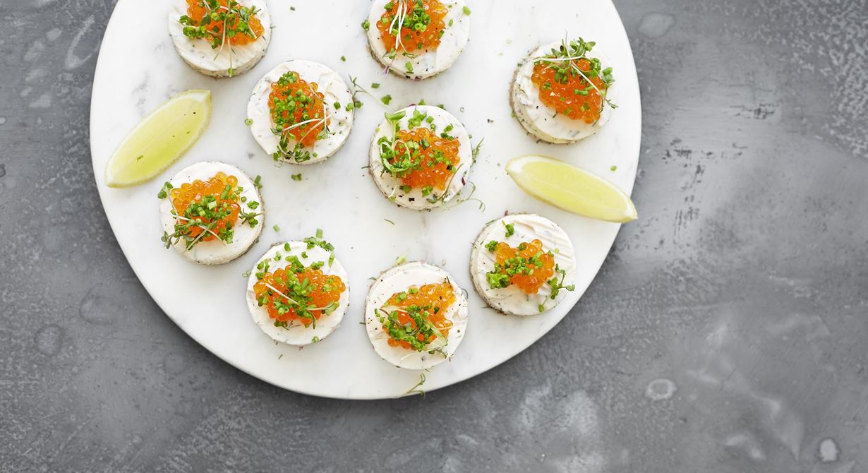 Väldigt vackert och gott blir det med den rosafärgade laxcheesecaken toppat med krasse och rom.