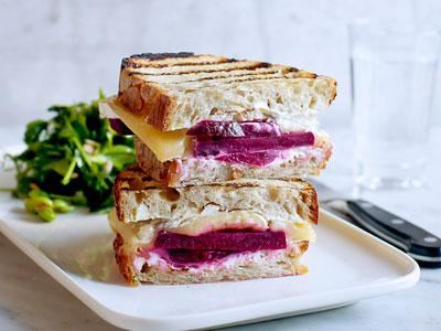 Ett perfekt bröd för smörgåsgrillen som ger den krispiga, lite sega konsistensen som alla vill åt. Stadigt och grymt god macka med rödbetor och härlig ostfyllning. Den
lilla salladen bredvid med solroskärnor matchar ostens sälta.