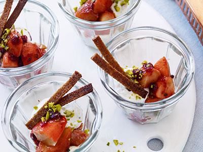 Dessert i glas passar bra på julbordets söta buffé. Det är praktiskt att servera små desserter då gästerna oftast vill prova det mesta som dukats fram. Äpplena kokas i vitt vin med lingon och serveras med vispad färskost smaksatt med kardemumma. Krispiga kavringssticks serveras till.