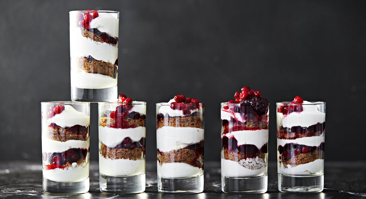 Juliga smaker i ett glas. Mjuk kryddig pepparkaka varvas med syrlig lingonkompott och mjuk vaniljgrädde. Det blir dessutom mindre svinn då desserten serveras i glas.