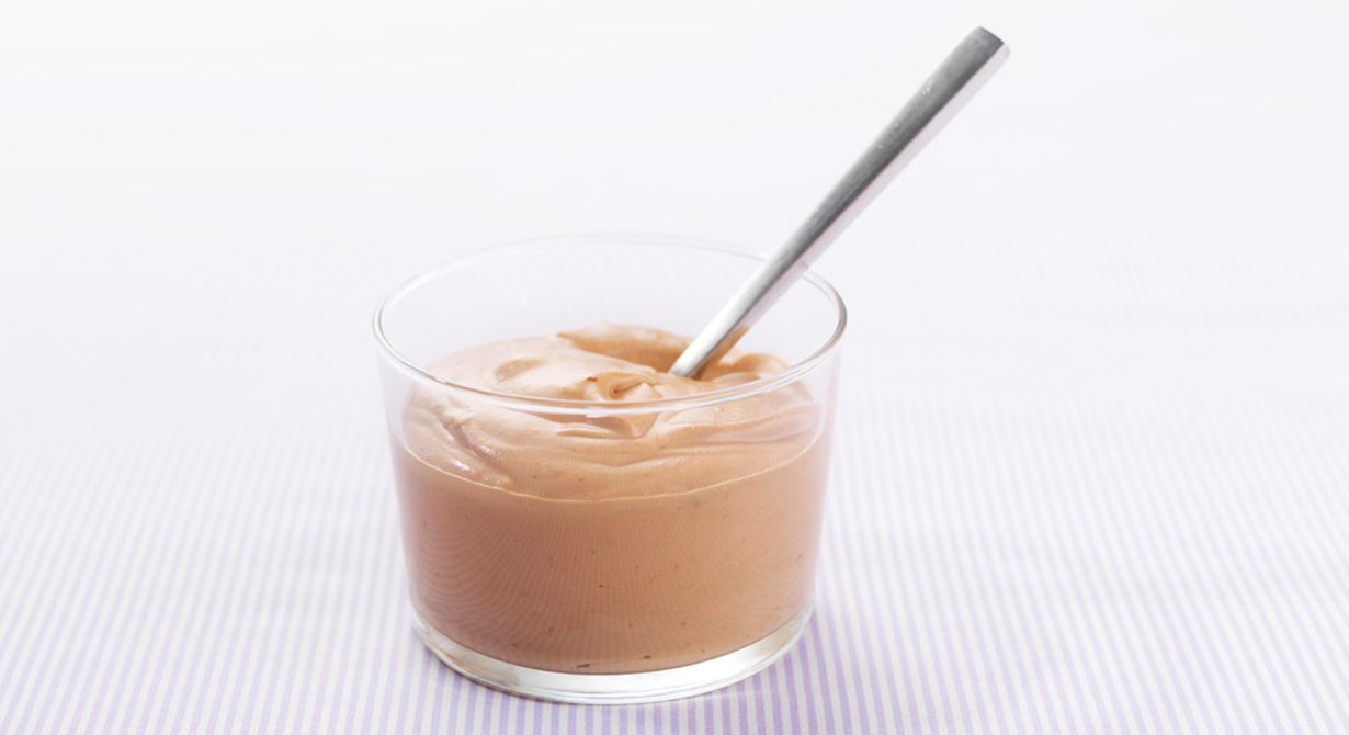 En helt ljuvlig och len mousse på ljus choklad. Luftig och lätt i konsistensen. Lätt att äta och svår att motstå.