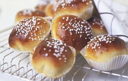 Bullar med överraskande krämigt innehåll. Med smaksatt kvarg och jordgubbspuré är det lätt att baka bullar. Fyllningen är ju redan färdig.