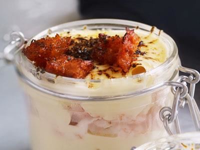 Det här är en macaroni and cheese där kronärtskocka, salladslök och räkor gömmer sig bland makaronerna och den krämiga ostsåsen. Det är trevligt att kunna servera sina gäster rätterna i egna små portionsskålar. Toppa med krispiga tomatkrutonger för crunch.