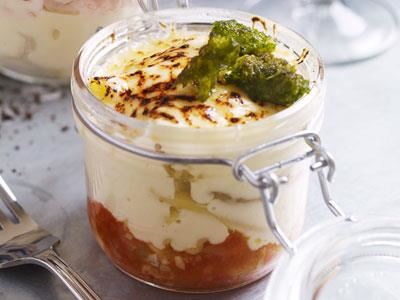 Macaroni and cheese är ett omtyckt inslag på brunchmenyn. Servera den gärna nygratinerad i portionsskålar. Den här varianten har en syrlig tomatsås i botten och sedan örtstekt kyckling och champinjoner varvade med makaronerna och den smakrika ostsåsen. Toppa med surdegskrutonger stekta i örtolja.