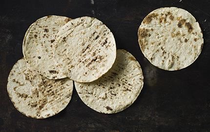De populära bröden med smak av Mexiko, som bakas på torkad majs, innehåller inget gluten. Med vit majs blir de ljusa i färgen. Röd majs ger röda tortillabröd och blå majs en mörkare ton.