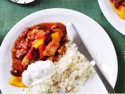 I Mia Fogelström matiga kcyklinggryta samsas saftig kyckling med paprika och röda bönor. Eleverna får själva reglera hettan med chiliolja som står på buffén. Vi serverar alltid fullkornsris, matkorn eller vetekorn som nyttigt alternativ till vanligt ris.