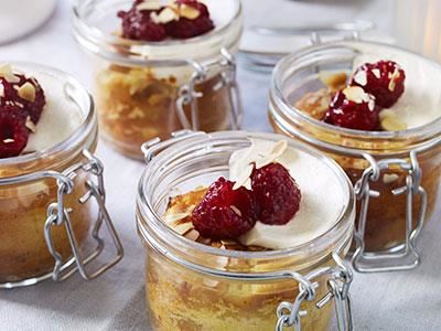 Små desserter i glas passar bra på julbordet. Det uppskattas dessutom av köket då det är praktiskt och svinnsmart. Goda mandelkakor med citrus och cottage cheese toppade med lättvispad grädde, hallon och rostad mandel.