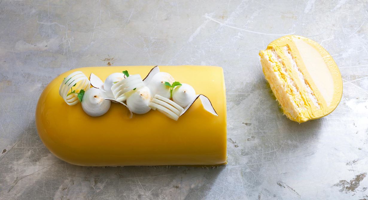 En spännande tårta med mangobavaroise, kokospannacotta och seg kokosmarängbotten. Frisk passionsfruktsglaze hälls över den frysta tårtan och
förstärker det tropiska smakintrycket ihop med dekoren.