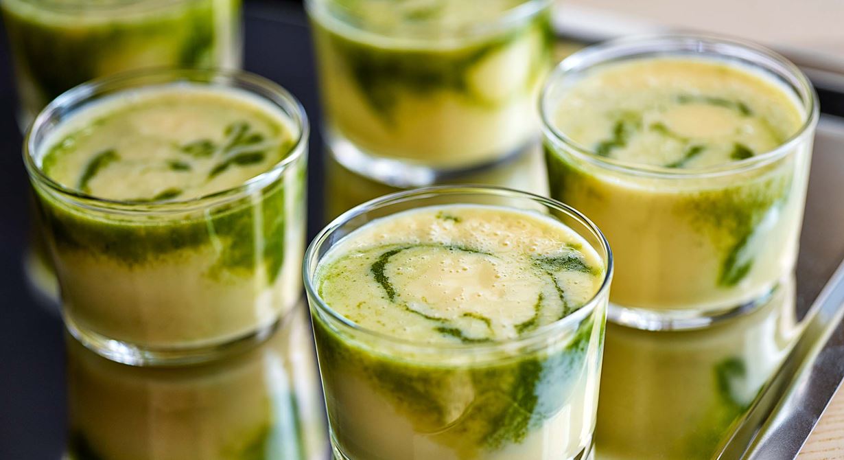 En smoothie med extra vitaminkick på spenat, grönkål och citronmeliss. Drick den som en mjukstart på morgonen eller omstart på eftermiddagen.  

