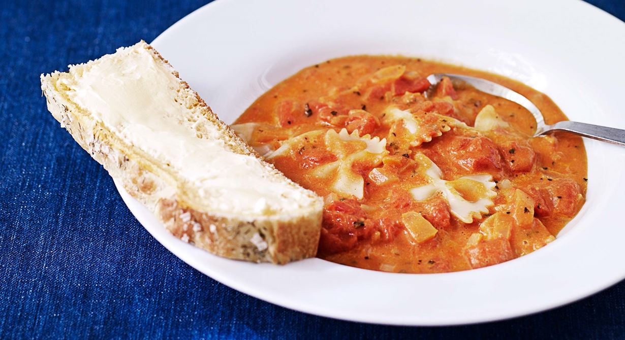 Tomatsoppa med pasta och rökt skinka. En variant på den vanliga tomatsoppan och passar även de små barnens smaklökar.
Specialkost: Går att göra laktosfri genom att använda laktosfria produkter.