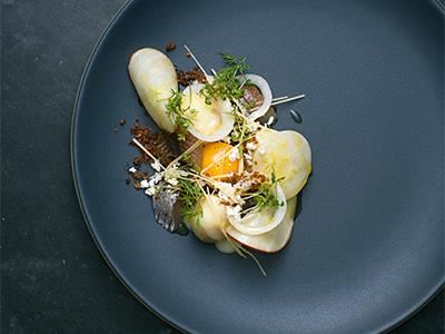 En nyskapande sill med mycket syra från vassle, äpple och citron. En blivande klassiker som toppas med krispiga rågbrödssmulor och kvarg.