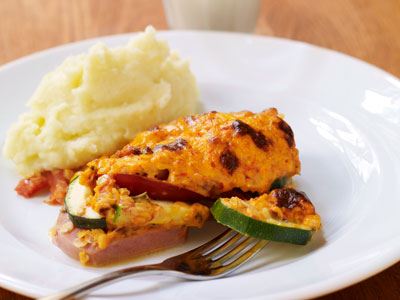 Ostcrème och ajvar blir tillsammans med linserna en spännande, gratinerad topping med fin färg.