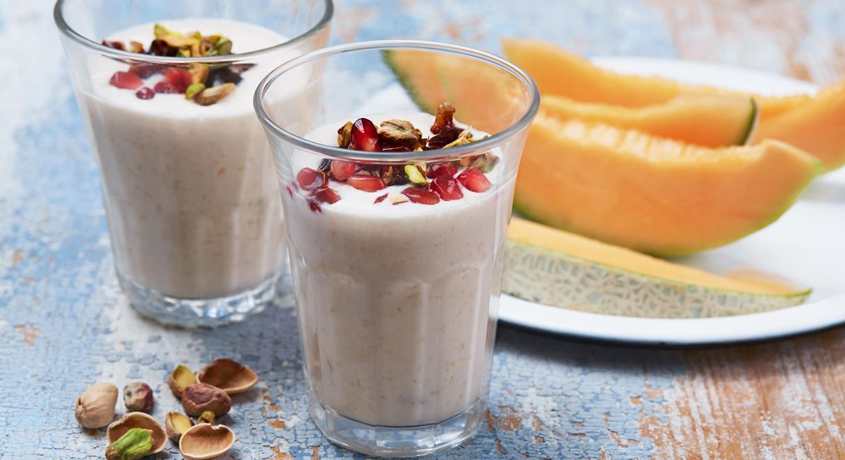 Lätt syrlig och krämig smoothie med smakrik cantaloupemelon och knaprig topping.