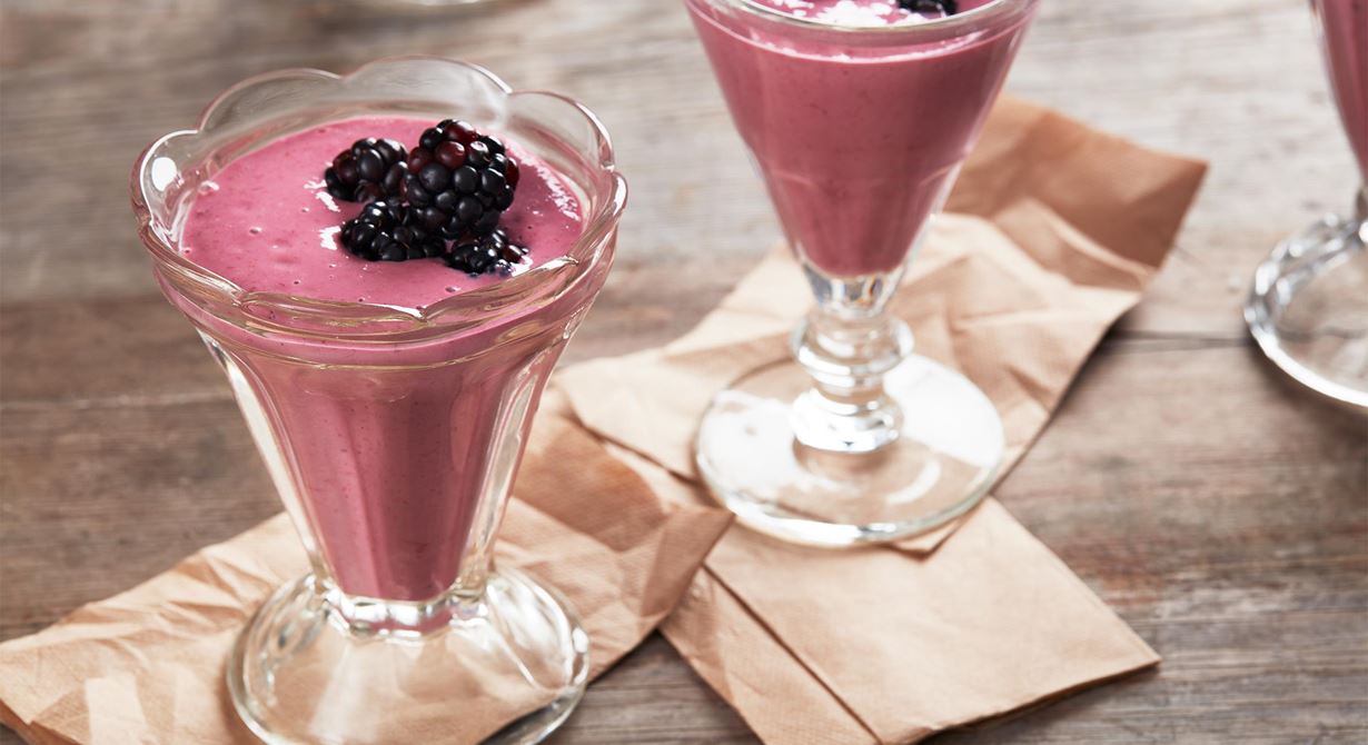 En kall, läskande milkshake på krämig yoghurt, färska persikor, björnbär och vaniljglass är alltid gott till maten.