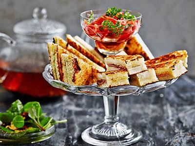 Afternoon tea blir allt trendigare. Snyggt skurna och med godafyllningar kan toasts bli lika sofistikerade som ljuvligt goda. Servera gärna med fräscha små sallader som pricken över i:et.