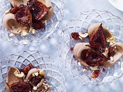 En vinterdessert med många smaker som är som klippt och skuren till en julmeny eller julbordets söta avdelning. Mjuk och fluffig mjölkchokladmousse serveras med färska fikon som marinerat i en lag med rödvin, julens kryddor och apelsin. Salta, rostade cashewnötter bryter av fint mot det söta.