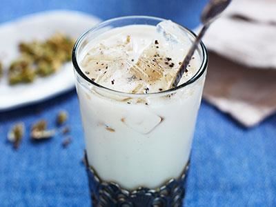 Saori Ichihara har skapat en mjölkdrink med hojicha, ett japanskt rostat grönt te. Tillsammans med kardemumma blir resultatet en riktigt god energikick.