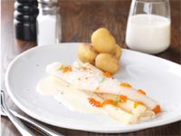 Svartroten får en mildare och sötare smak när den kokas i mjölk istället för vatten. Bestäm själv om du vill garnera fisken med rom. Välj i så fall den sort som passar din plånbok bäst.
