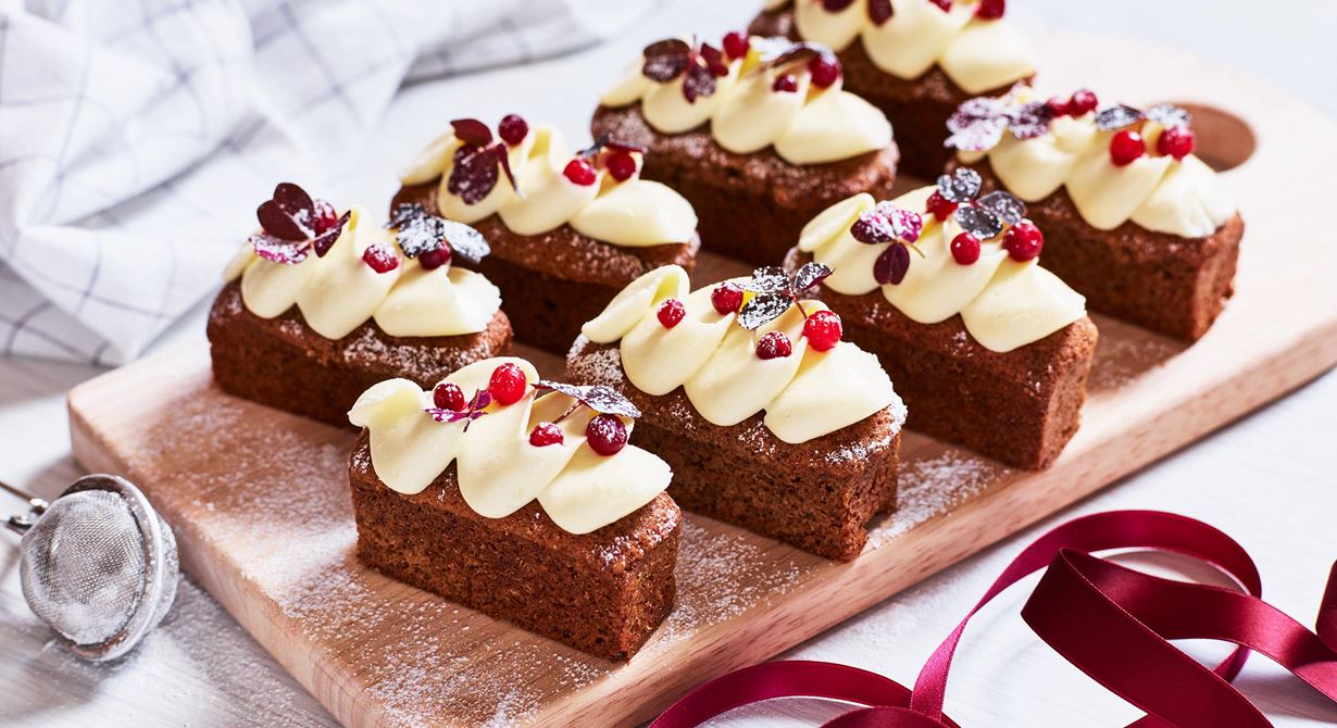 Servera en klassisk mjuk pepparkaka med en krämig frosting. Välj mellan en klassisk frosting på färskost och smör eller en laktosfri gjord på smetana. Laktosfritt är praktiskt då det passar alla gäster.