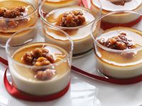 Pannacotta går utmärkt att förbereda någon dag innan. Däremot är de trevligast att hälla över karamellen precis innan de ställs ut så pannacottan inte missfärgas.