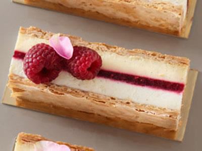 Liggande Napoleon med vaniljmousse på kvarg och hallonmarmelad.