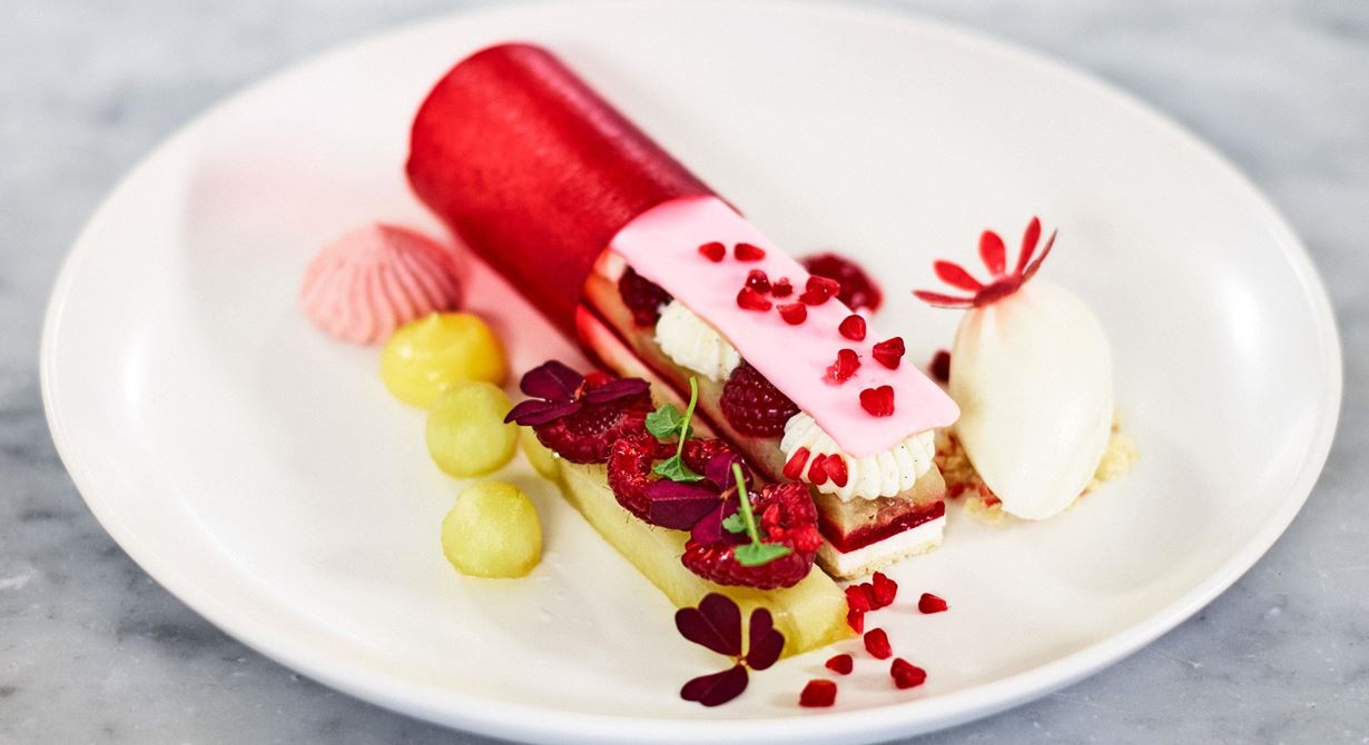 Varianter av napoleonbakelsen finns över hela världen. Grunden är den franska smördegsbakelsen mille-feuille. Den svenska varianten gjorde Johan Brokvist som
sitt gesällprov i Österike i mitten av 1800-talet. 1876 startade han Brokvist konditori i Växjö och det finns ännu kvar.