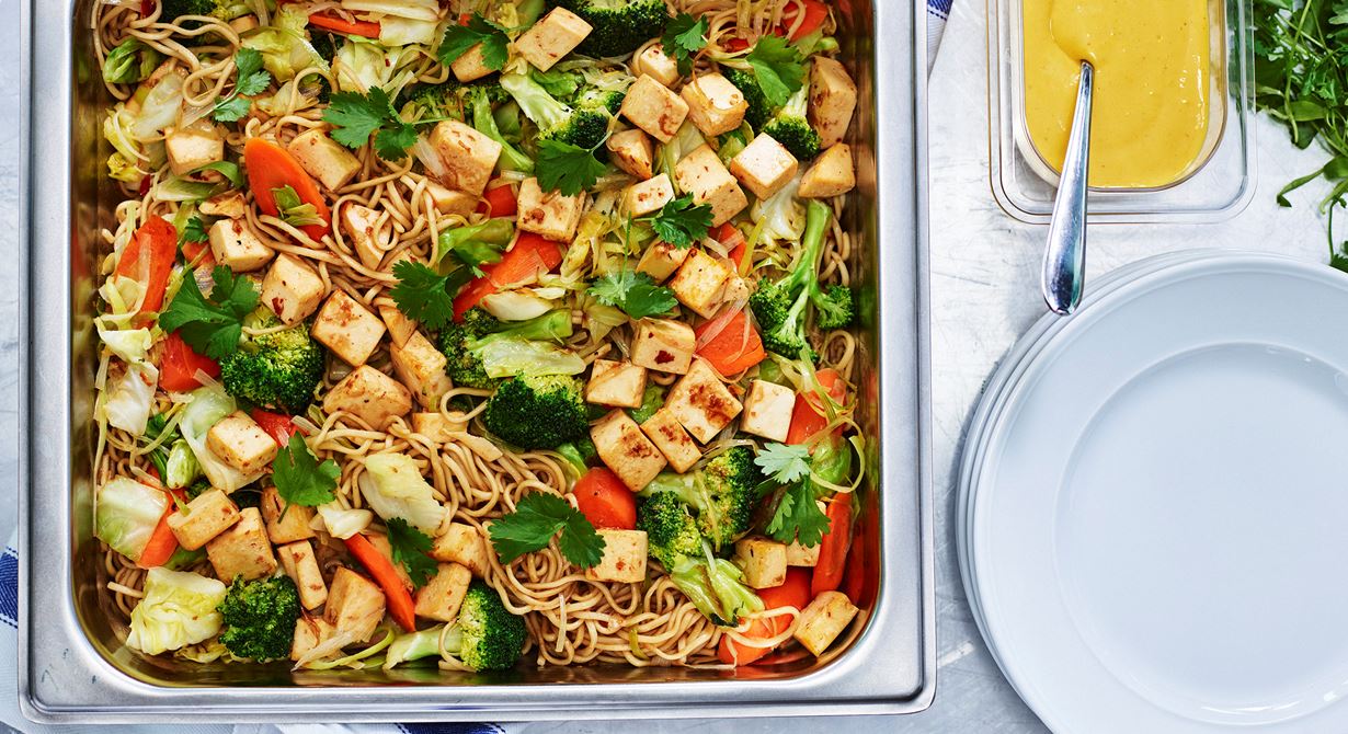 En wok med nudlar, mycket grönsaker och grilling cheese är en färggrann och komplett vegetarisk måltid. Woken smaksätts med bland annat sweet chilisås, vitlök och ingefära. Nudlar, grönsaker och ost förbereds var för sig och läggs ihop vid servering.