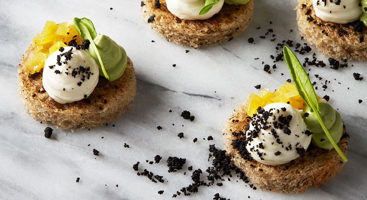 Den milda, lite salta getosten gifter sig fint med den rostade briochen, de söta gulbetorna och den friska ängssyran. Litet fint tilltugg till drinken eller som amuse i en meny.