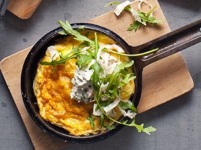 Små, varma omeletter i trevliga portionspannor. En klassisk kombo med lax, färskost och pepparrot.