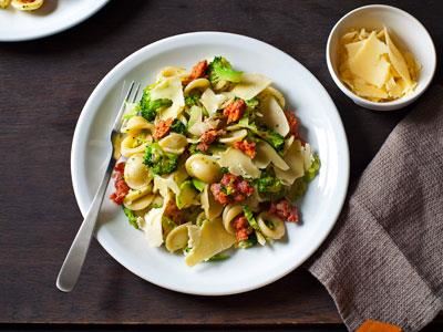 Välj gärna en pasta med vacker form. Använd hela broccolin och stek allt lätt i slutet med den smuliga korven. Toppa med svensk smakrik cheddarost och lite svartpeppar. Mer behövs inte.
