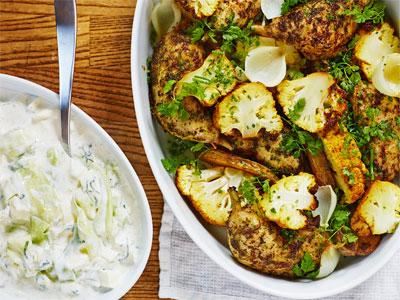 Smakrik rätt som passar perfekt att servera ur bleck. Självklart använder jag mitt favoritäpple Ingrid-Marie till tzatzikin. Om tid finns - köp hel kyckling och stycka av låren. Då får du fantastisk filé och skrov till fonder på köpet.