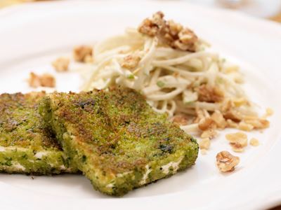 En perfekt, elegant rätt att erbjuda de gäster som vill äta vegetariskt. Byt ut valnötterna mot rostade solroskärnor om det finns risk för nötallergi.